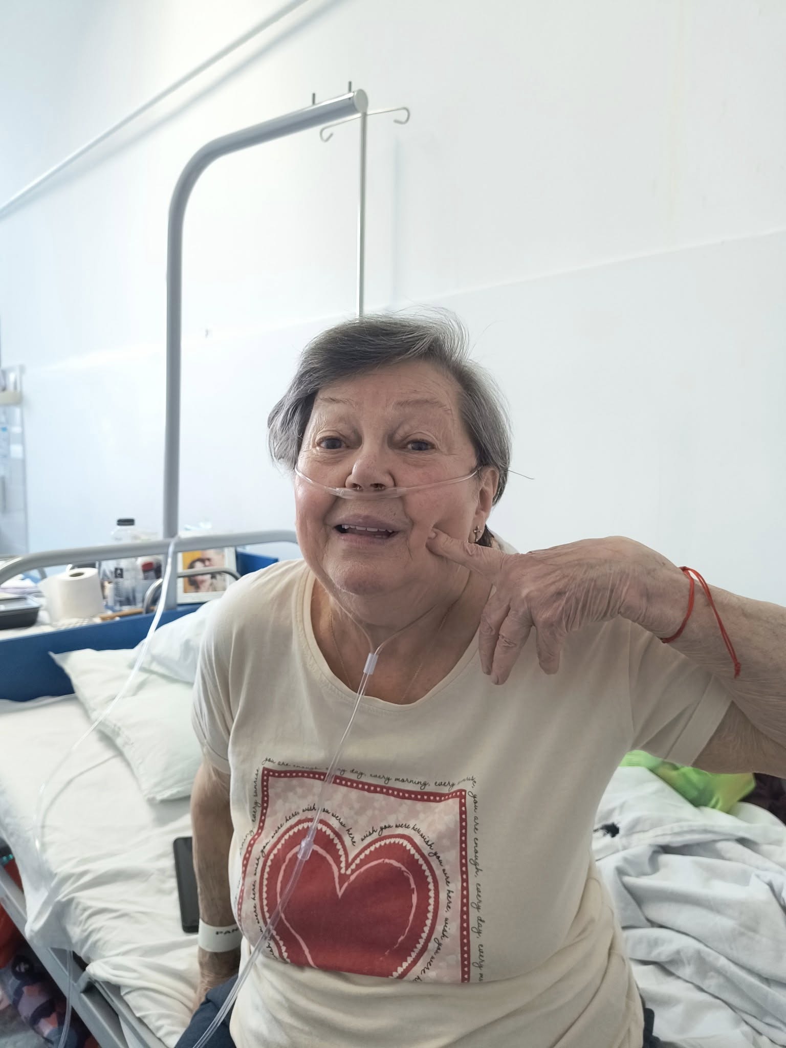 Anca Pandrea pe patul de spital, conectată la aparatul de oxigen