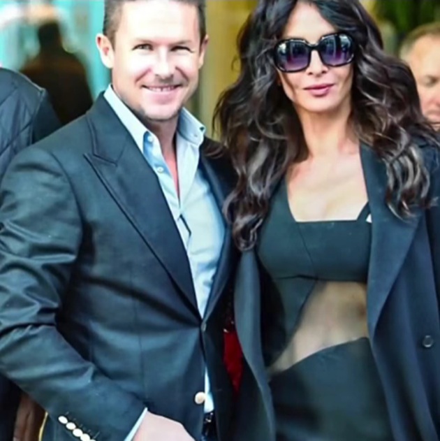 Felix Baumgartner și Mihaela Rădulescu la un eveniment, îmbrăcați amândoi în costume negre, în timp ce fosta prezentatoare TV purta și ochelari de soare la ochi