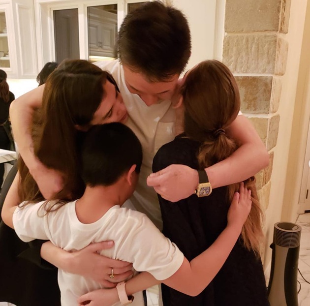Îmbrățișare de grup între Monica Gabor, Mr Pink, Irina Columbeanu și fiul lui Mr Pink