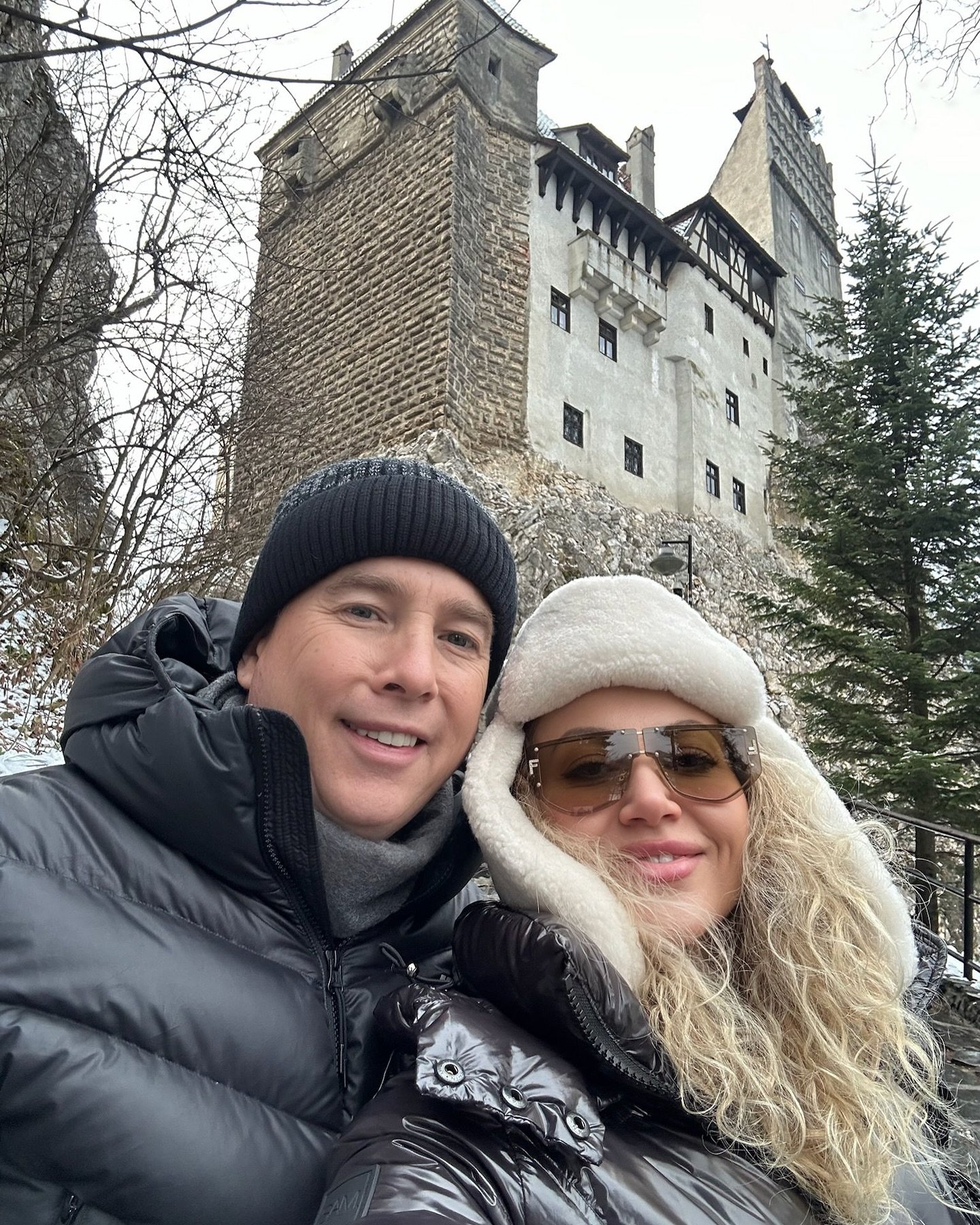 Anamaria Ferentz și iubitul la Castelul Bran, făcându-și un selfie împreună, cu căciuli pe cap