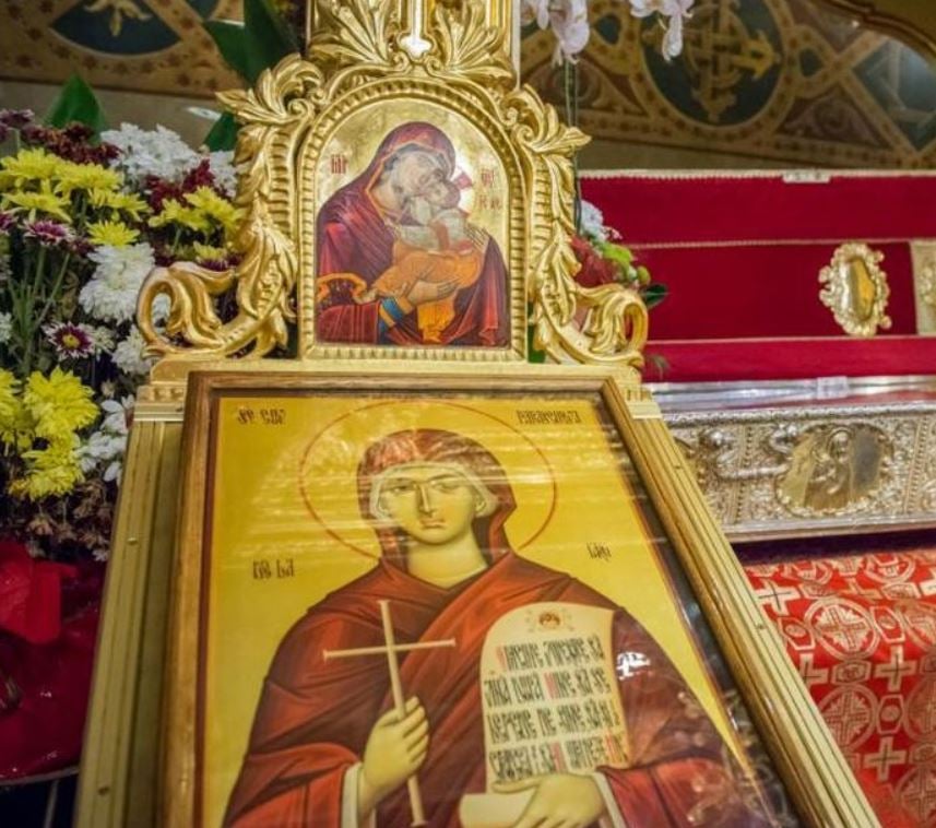 Icoana Sfintei Cuvioase Parascheva așezată la loc de cinste în biserică, sub o altă icoană cu Fecioara Maria și pruncul Iisus