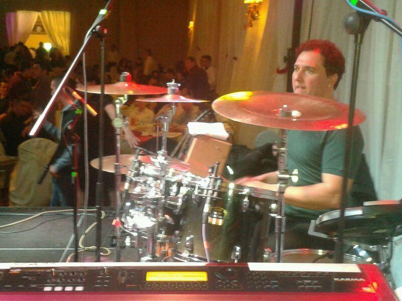 Marius Keseri, toboșarul trupei Direcția 5, stând la tope, în timpul unui concert