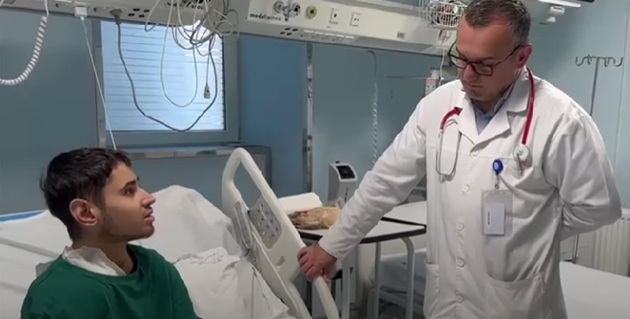 Marian Iamandi, tânărul care a primit rinichiul donat, alături de Ionuț Nistor, purtătorul de cuvânt al Spitalului Parhon
