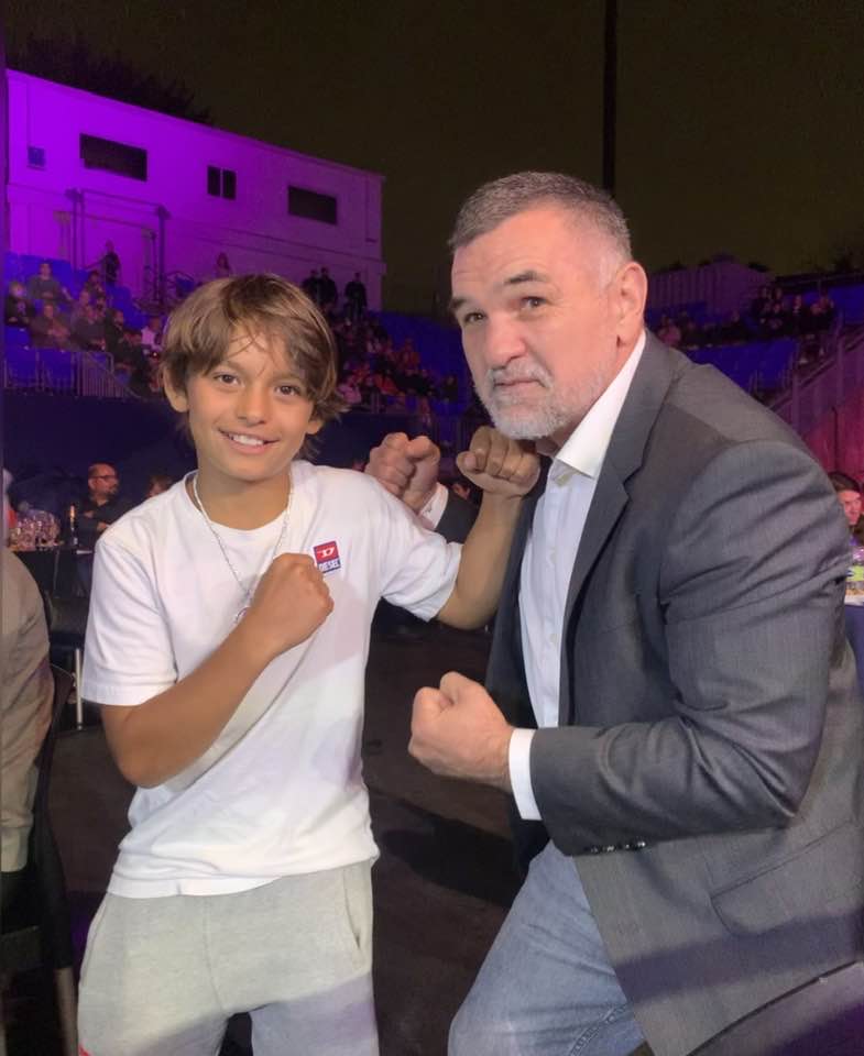 Leonard Doroftei alături de Arturo Gatti Jr., zâmbitori, ținând amândoi pumnii strânși ca la box