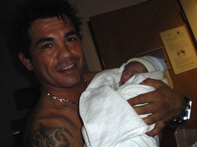 Arturo Gatti Sr. ținându-l în brațe pe Arturo Gatti Jr., pe când acesta din urmă era nou-născut