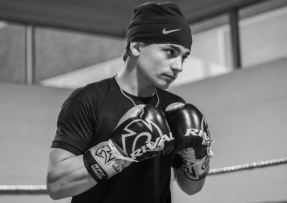 Arturo Gatti Jr. în ringul de box, cu mănușile în mână, privindu-și adversarul