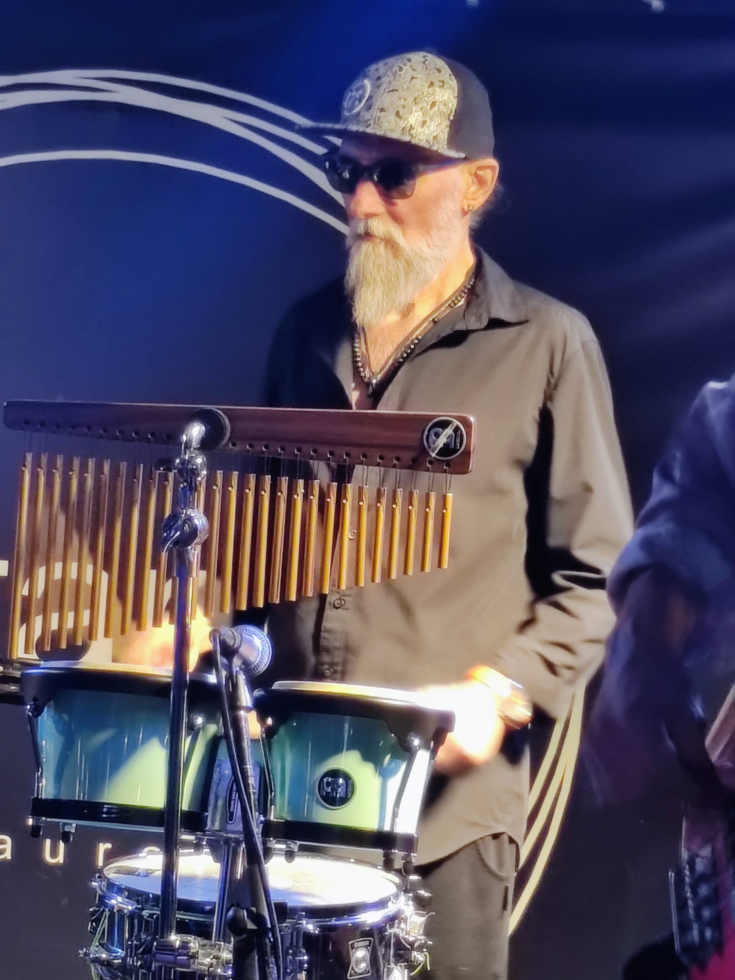 Marius Keseri la tobe, pe scenă, în timpul unui concert alături de colegii de la Direcția 5