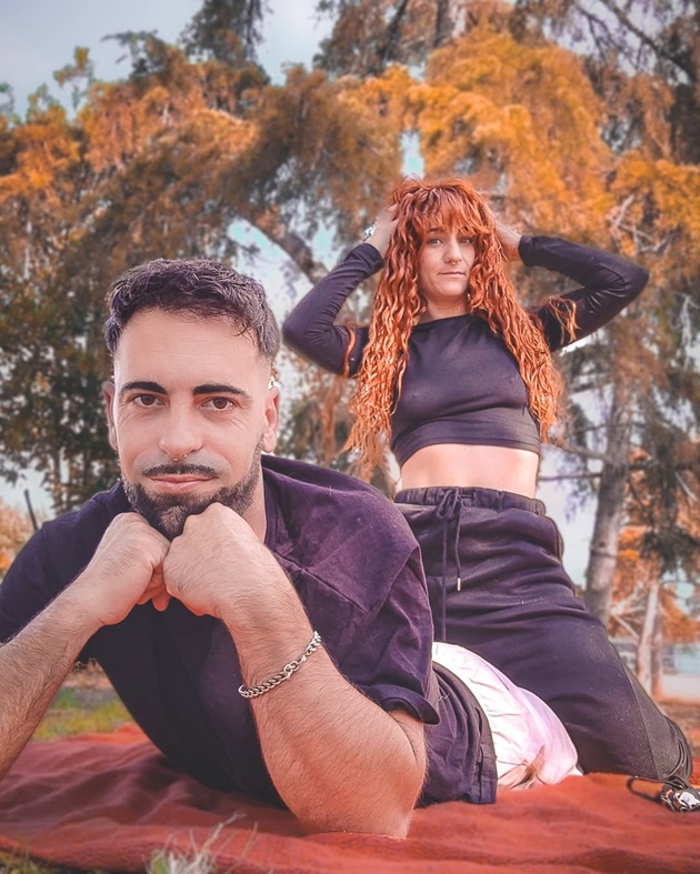 Daniel Parra stâns întins pe o pătură pusă pe iarbă, în timp ce soția sa, Ana Parra, stă în spatele lui și se joacă cu mâinile în păr