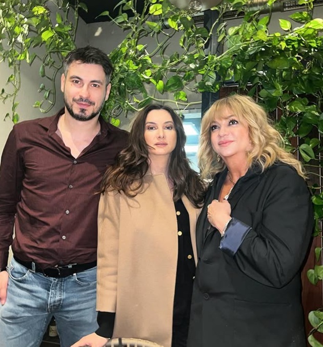 Maria Pițurcă, soția lui Victor Pițurcă, alături de copiii lor, Alex Pițurcă și Claudia Naboiu, la o terasă cu decor verde, realizat din plante agățătoare