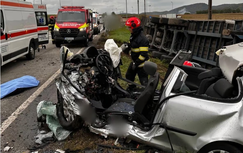 Autoturismele implicate în accidentul de pe DN 1C, în apropierea localității Câțcău, județul Cluj, alături de echipajele de salvare sosite la fața locului