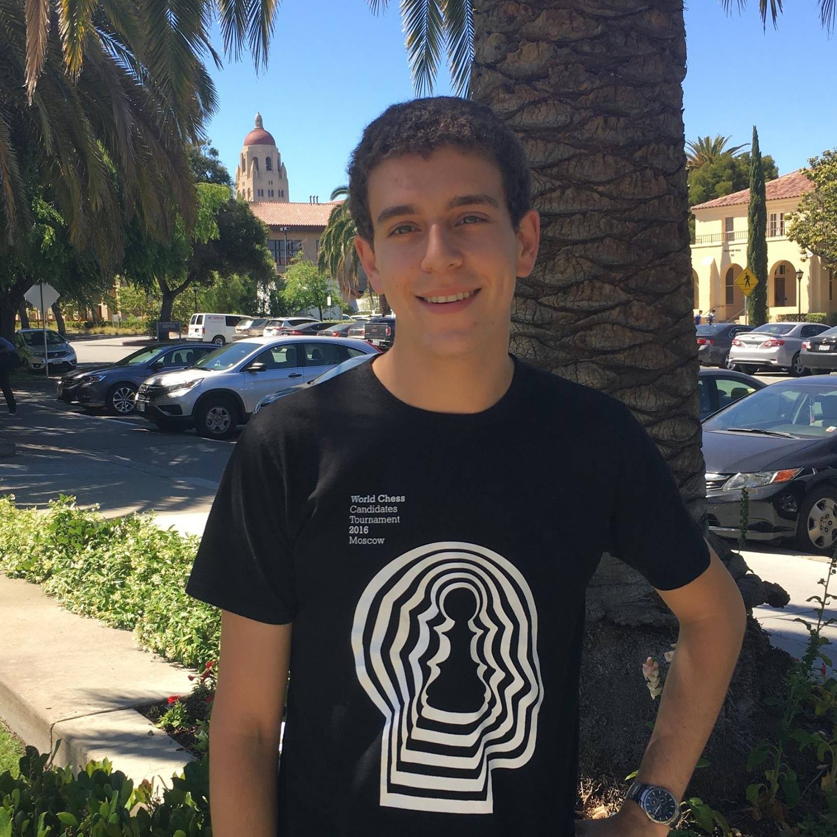Daniel Naroditsky zâmbitor, într-un tricou de la Turneul Mondial de Șah din 2016