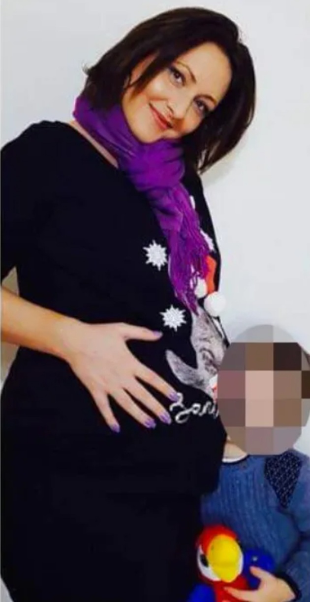 Teodora Mocanu cu puțin timp înainte să moară, ținându-și mâinile pe burta de gravidă, stând lângă primul ei născut