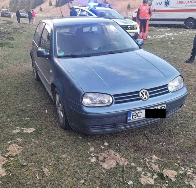 Mașina în care au fost găsiți tinerii dați dispăruți, un Volkswagen Golf gri, oprit pe un drum forestier din apropiere de Miercurea Ciuc