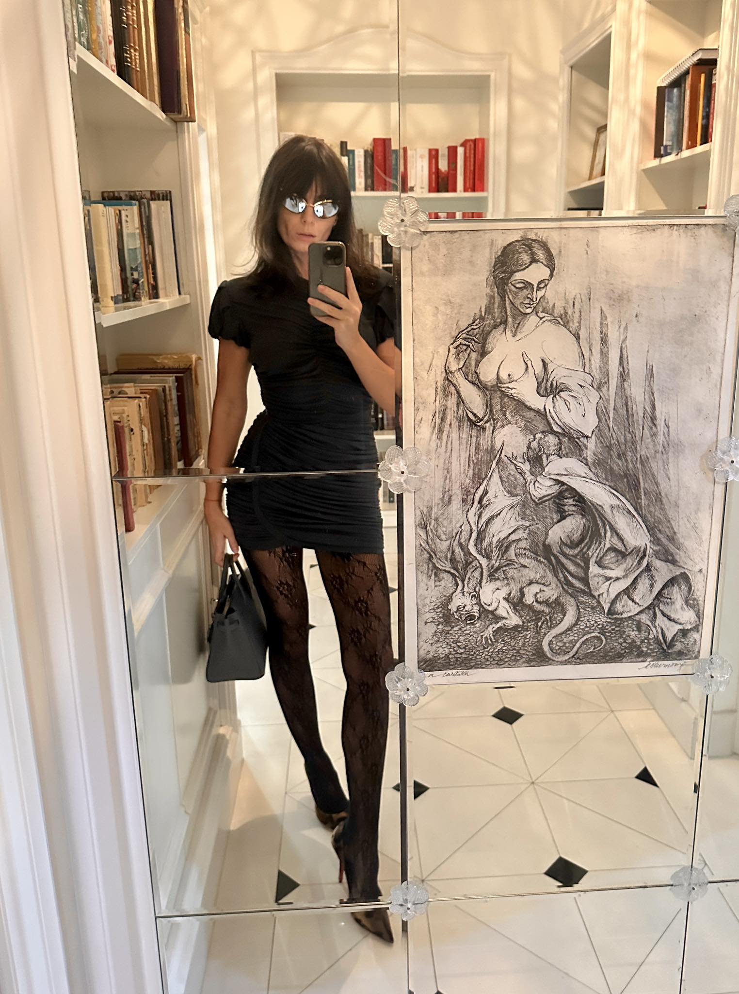 Dana Budeanu făcându-și o poză în oglindă, îmbrăcată într-o ținută all black, cu rochie mini și dres din dantelă