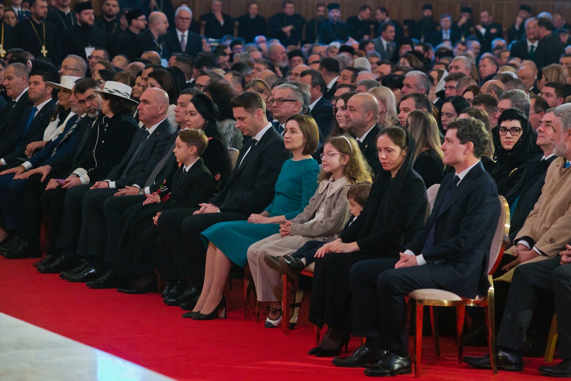 Nicușor Dan alături de familie și de alți oficiali la slujba de sfințire a Catedralei Mântuirii Neamului, stând toți pe scaunele elegante din lăcașul de cult