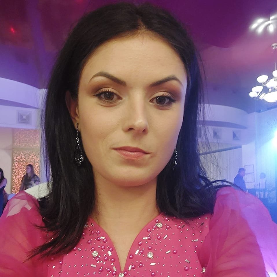 Alina Bahrim, tânăra decedată în spitalul din Iași, în rochie roz bombon cu paiete, purtând cercei de mari dimensiuni la un eveniment