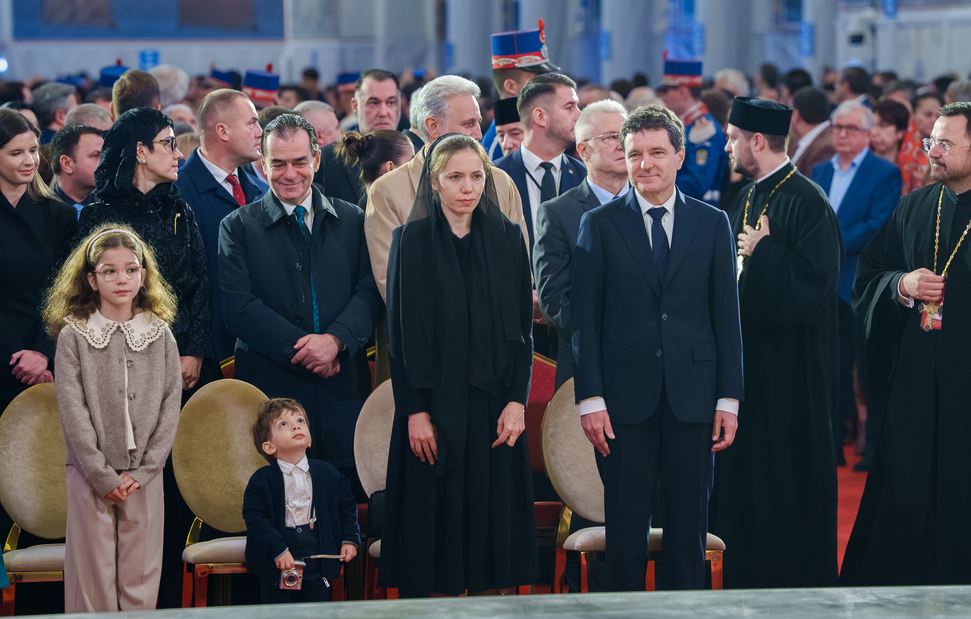Nicușor Dan la sfințirea picturii de la Catedrala Mântuirii Neamului, alături de familia lui, formată din partenera Mirabela Grădinaru și copiii, Antim și Aheea