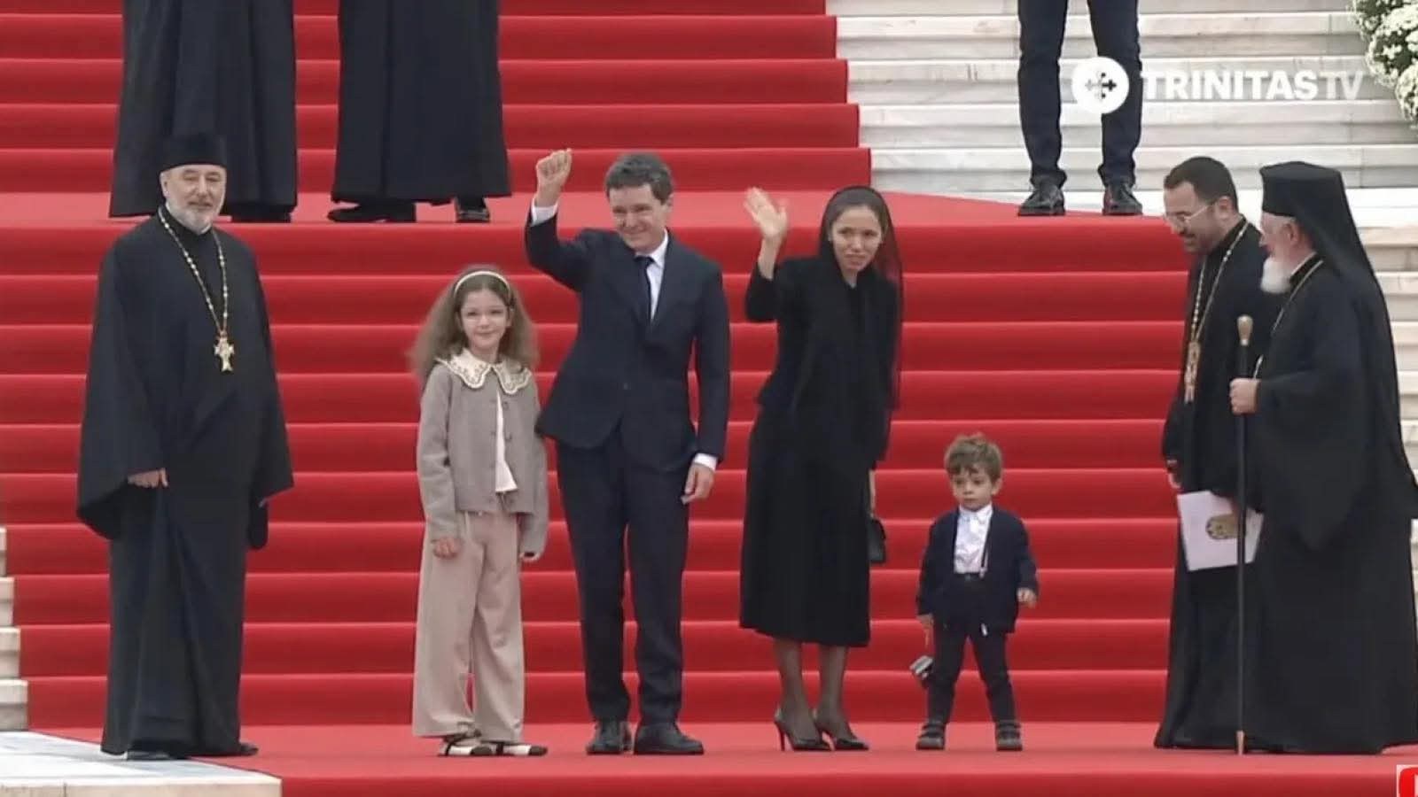 Nicușor Dan alături de familie pe treptele Catedralei Mântuirii Neamului, îmbrăcați toți festiv, pentru slujba de sfințire a picturii catedralei