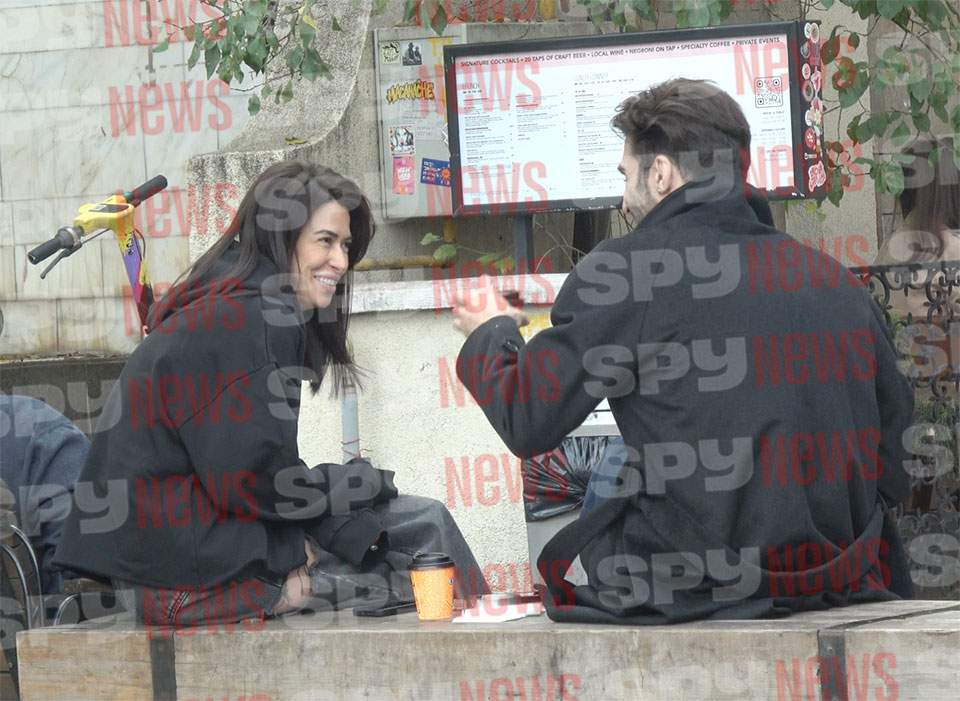 Diana Bart și Daniel Nuță stând împreună pe o bancă, savurând o cafea