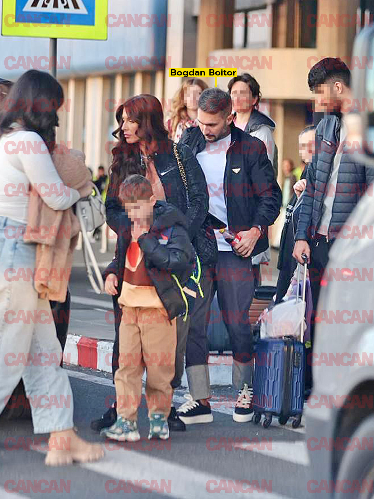 Ilinca Vandici și Bogdan Boitor, alături de fiul prezentatoarei TV, pregătindu-se să plece într-o vacanță