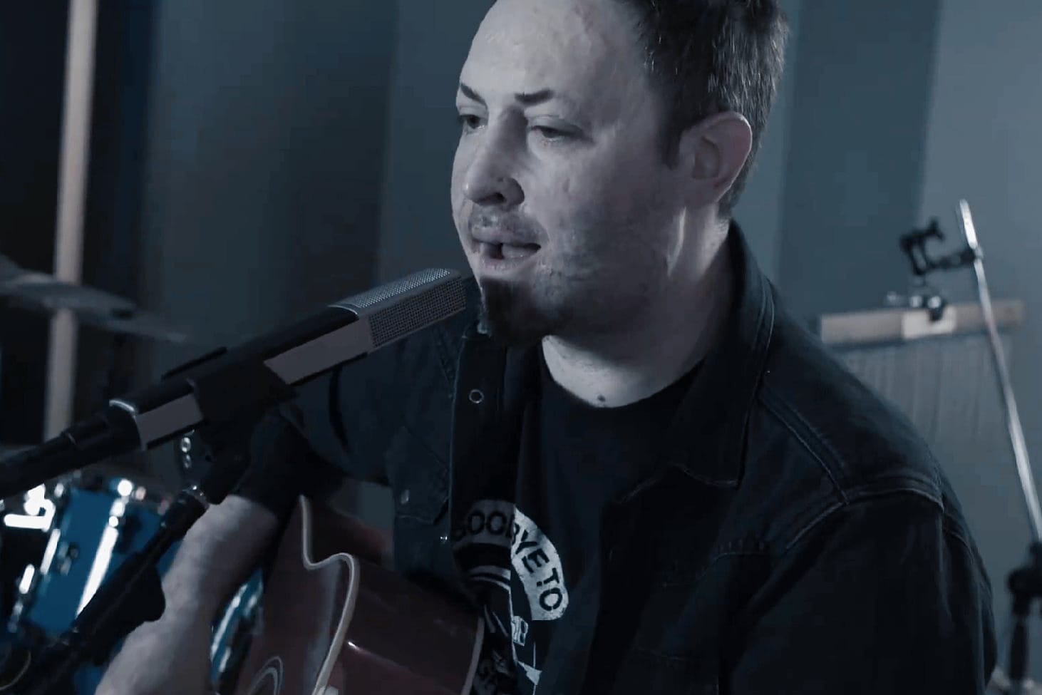 Andrei Găluț cântând piesele trupei Goodbye To Gravity, la 10 ani de la incendiul de la Colectiv, în prima sa apariție publică după tragedie