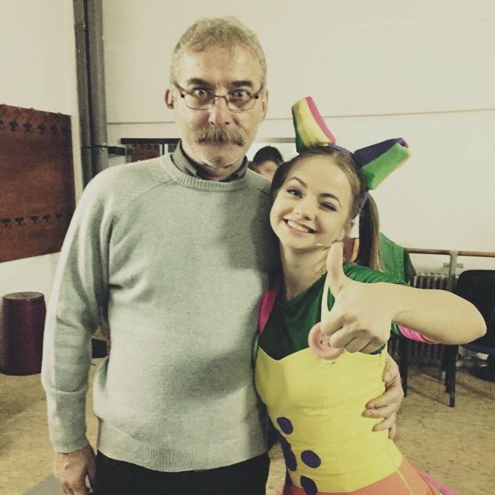 Domnul Bartha alături de Vero Căliman, Fetița Zurli din Gașca Zurli, în culisele unuia dintre spectacolele trupei