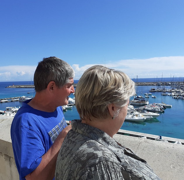 Octavian Stroici admirând marea împreună cu soția sa, în port