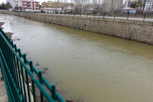 Pasaj împrejmuit de gard, inundat de ape