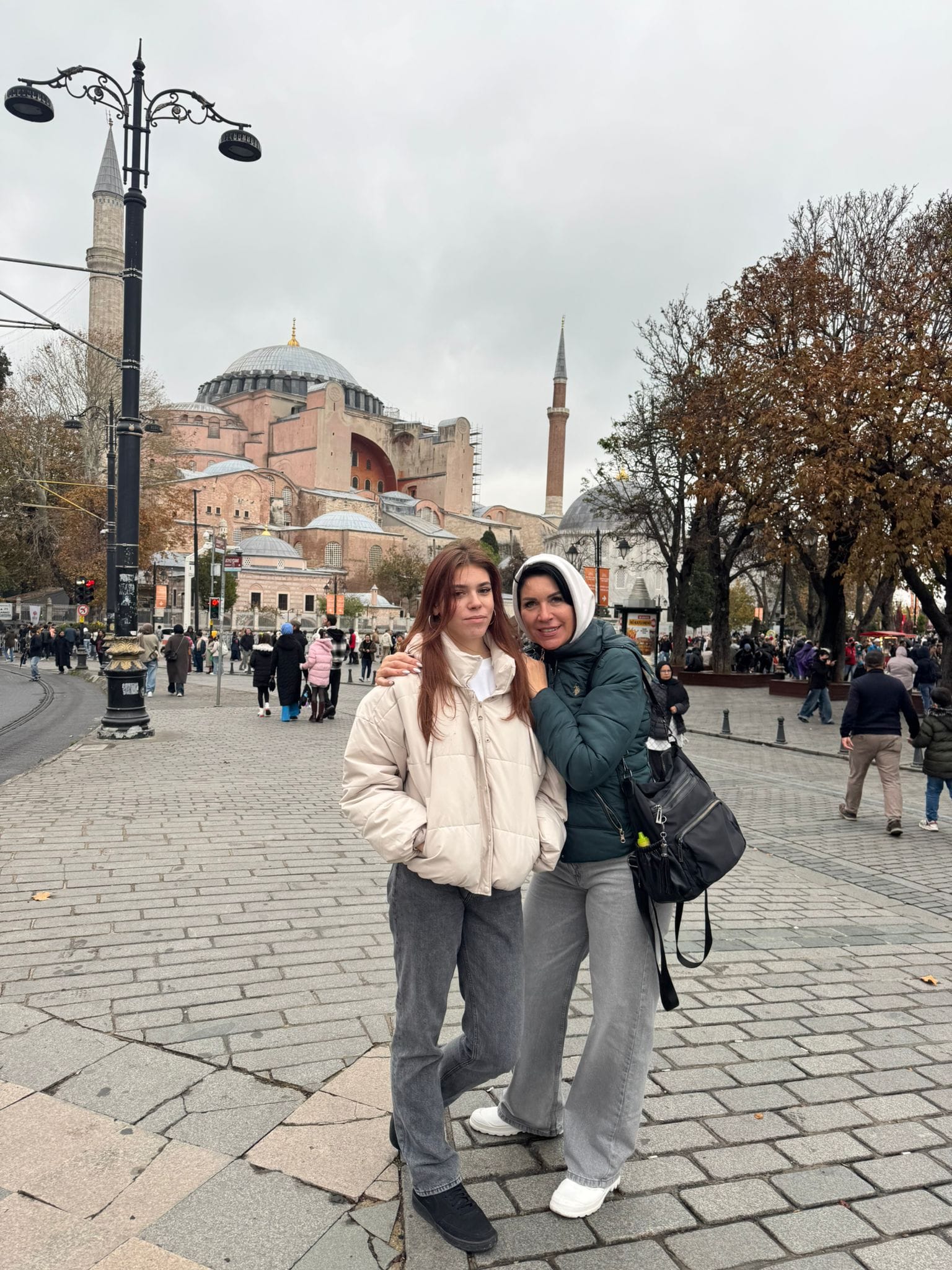 Alexandra Duckadam și fiica ei Julianne plimbându-se prin Istanbul, îmbrăcate în blugi și geci de toamnă