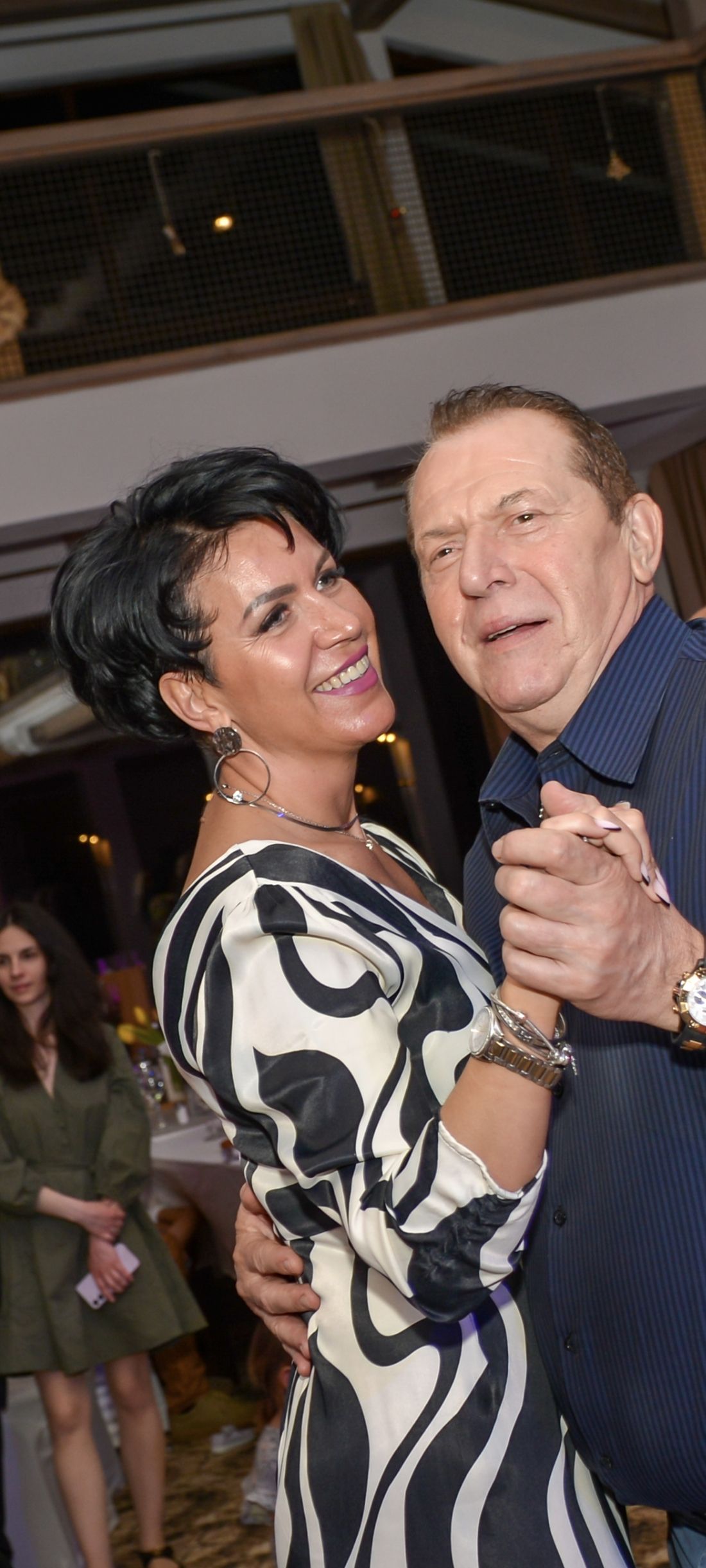 Helmuth Duckadam fericit, dansând cu soția sa, Alexandra Duckadam, la o petrecere