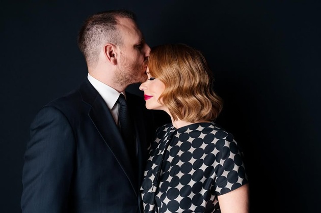 Adrian Brîncoveanu sărutând-o pe frunte pe Andreea Marin, în cadrul unei ședințe foto, în timp ce erau amândoi îmbrăcați sobru, în negru, alb și bej