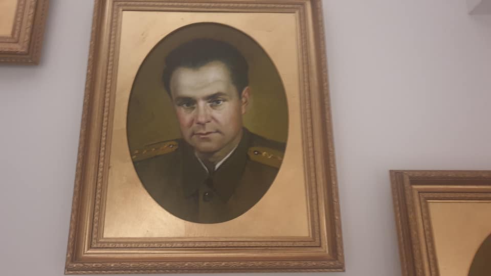 Tablou cu tatăl Monicăi Tatoiu în tinerețe, în tinerețe, pe vremea când făcea parte din armată