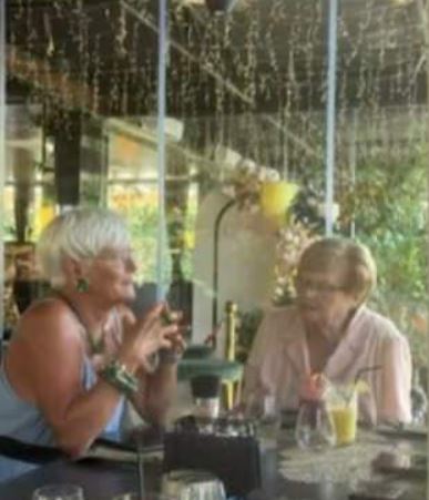 Monica Tatoiu și sora ei stând împreună la masă, într-un restaurant