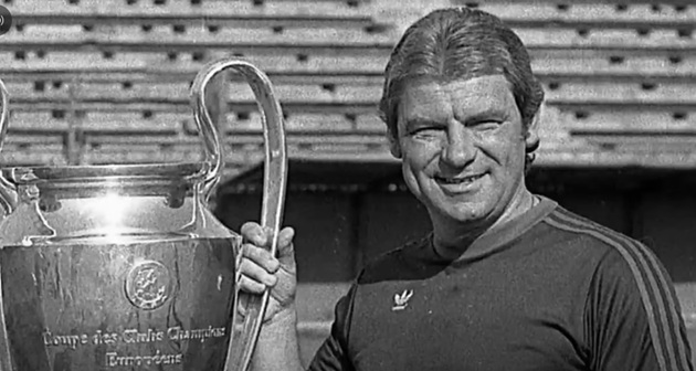 Imagine alb-negru cu Emeric Ienei, ținând în mână cupa câștigată în 1986