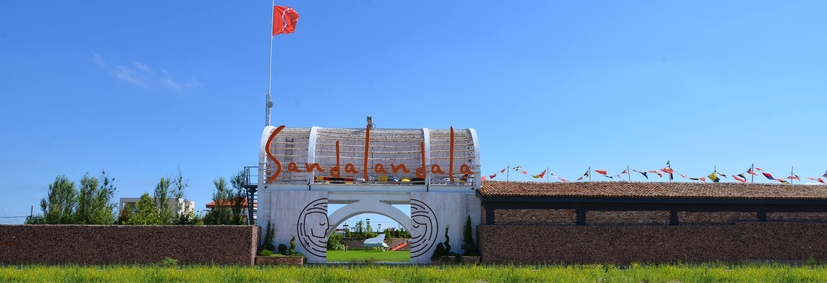 Poarta prin care se intră în complexul de camping Sandalandala din Vama Veche