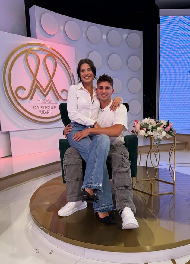 Maria și Cristian Stanciu în platoul emisiunii „Mireasa - Capriciile iubirii”, stând unul în brațele celuilalt pe un fotoliu