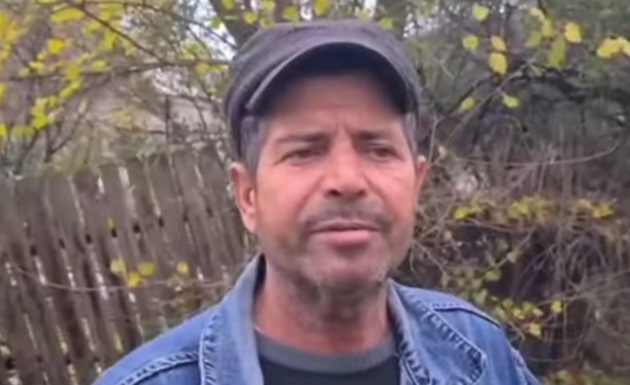 Tatăl Mihaelei îndurerat, în geacă de blugi, cu șapcă pe cap, în locul în care fiica lui a fost ucisă