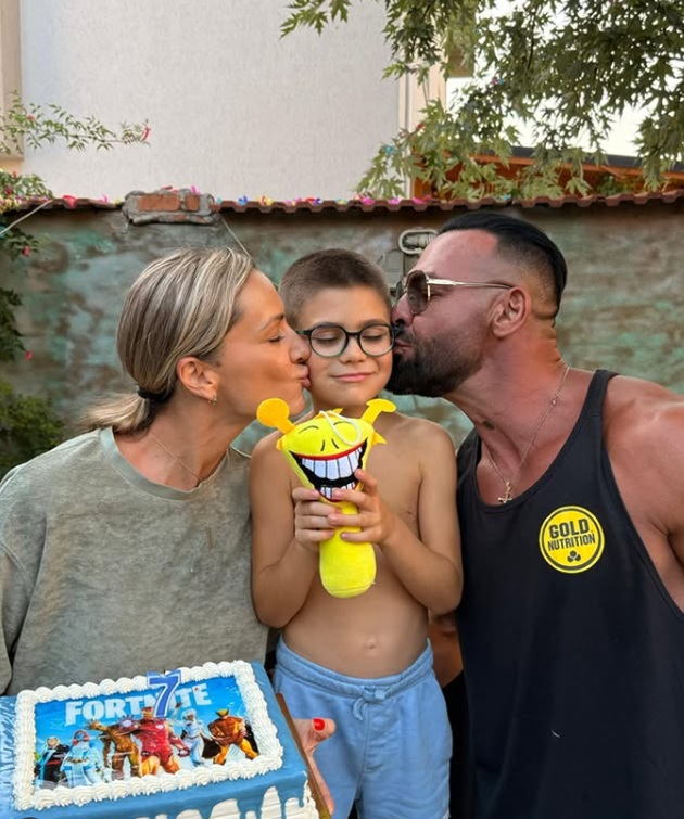 Cornel Păsat și Bianca Păsat alături de fiul lor, Dryas, ținând în brațe tortul de ziua lui, de când a împlinit 7 ani