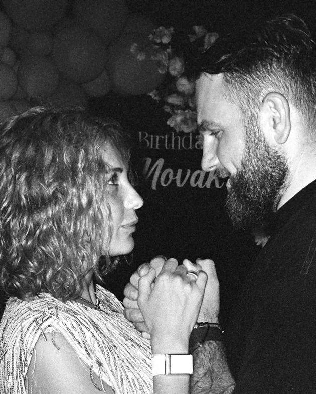 Imagine alb-negru cu soții Anna și Roman Novak, privindu-se în ochi și ținându-se de mână