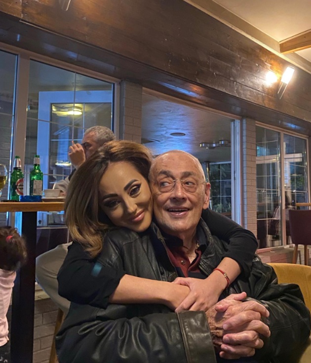 Horia Moculescu fericit, cu mâinile încrucișate pe un fotoliu, în timp ce era îmbrățișat de fiica sa, Nidia Moculescu