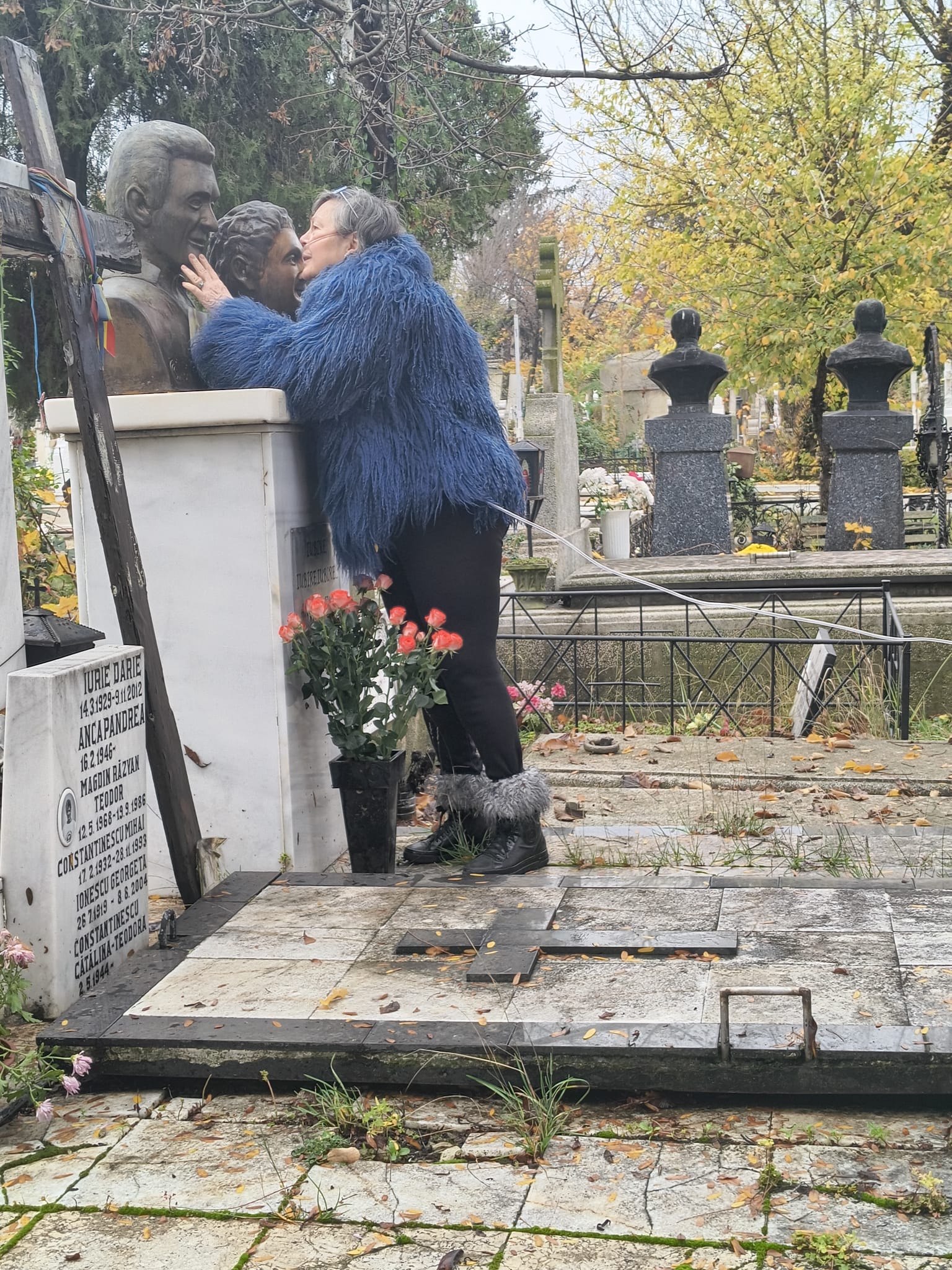 Anca Pandrea în timp ce mângâie statuia de la mormântul lui Iurie Darie, la 13 ani de la moartea lui, vizibil afectată de singurătate, slăbită și conectată la aparatul de oxigen de care este dependentă