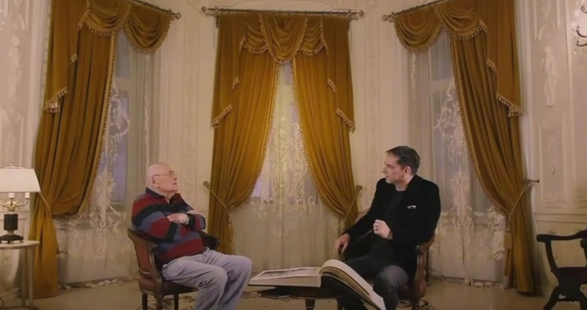 Horia Moculescu și Dan Negru față în față pe două scaune, stând de vorbă în cadrul unui interviu