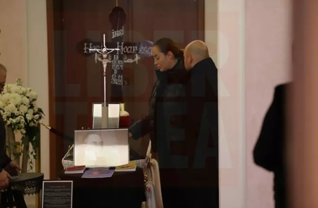 Nidia Moculescu la căpătâiul tatălui ei, Horia Moculescu, după ce sicriul a fost depus în foaierul Teatrului de Revistă Constantin Tănase