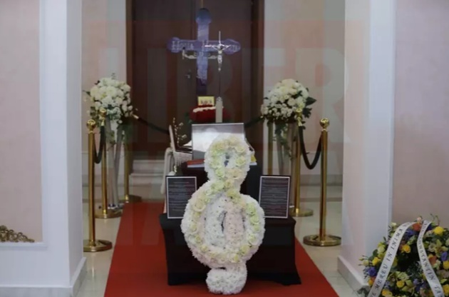 Sicriul cu trupul neînsuflețit al lui Horia Moculescu, depus în foaierul Teatrului de Revistă Constantin Tănase, în fața căruia stă așezată o coroană în formă de cheia sol