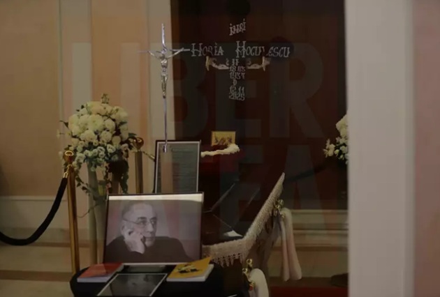 Sicriul cu trupul neînsuflețit al lui Horia Moculescu, depus în foaierul Teatrului de Revistă Constantin Tănase