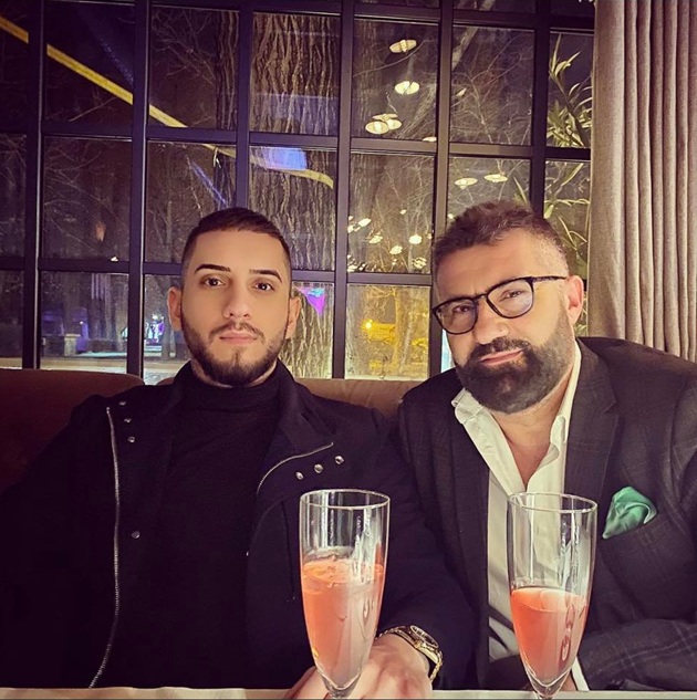 Fulgy de la Clejani alături de tatăl său, Ioniță de la Clejani, la masa unui restaurant, savurând câte o băutură fiecare