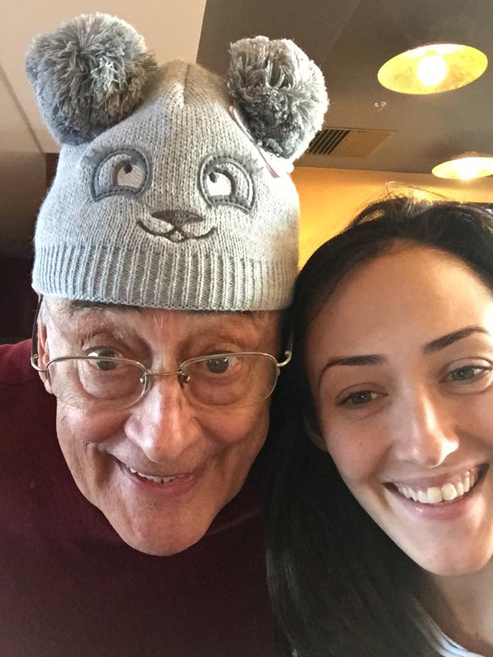 Nidia Moculescu zâmbitoare, lângă tatăl ei, Horia Moculescu, care purta pe cap o căciulă de copii, cu ochi și urechi