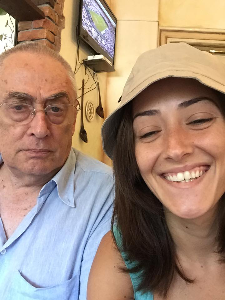 Nidia Moculescu zâmbitoare, făcându-și un selfie cu tatăl ei, Horia Moculescu, stând serios la poză