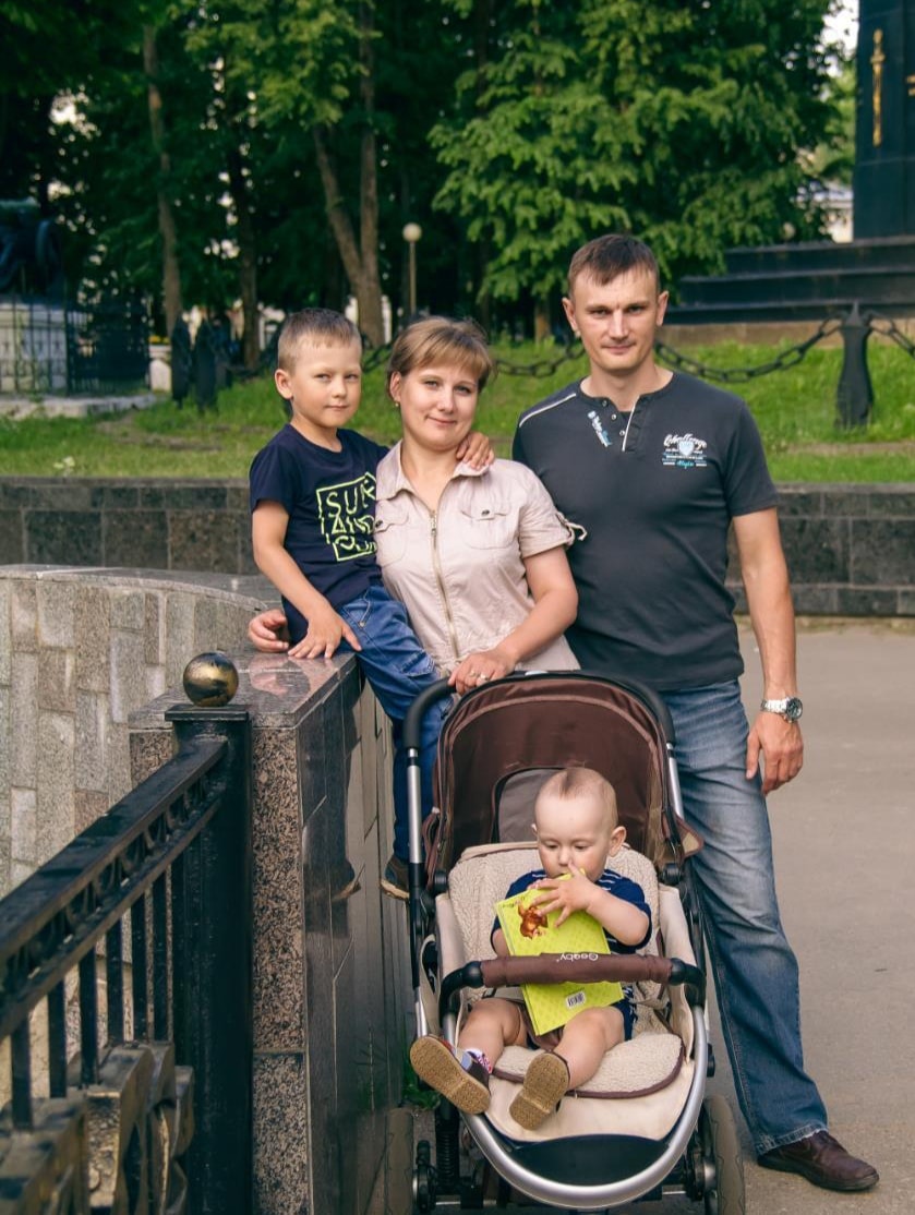 Oxana Dilan alături de soț și de cei doi copii, la o plimbare de familie