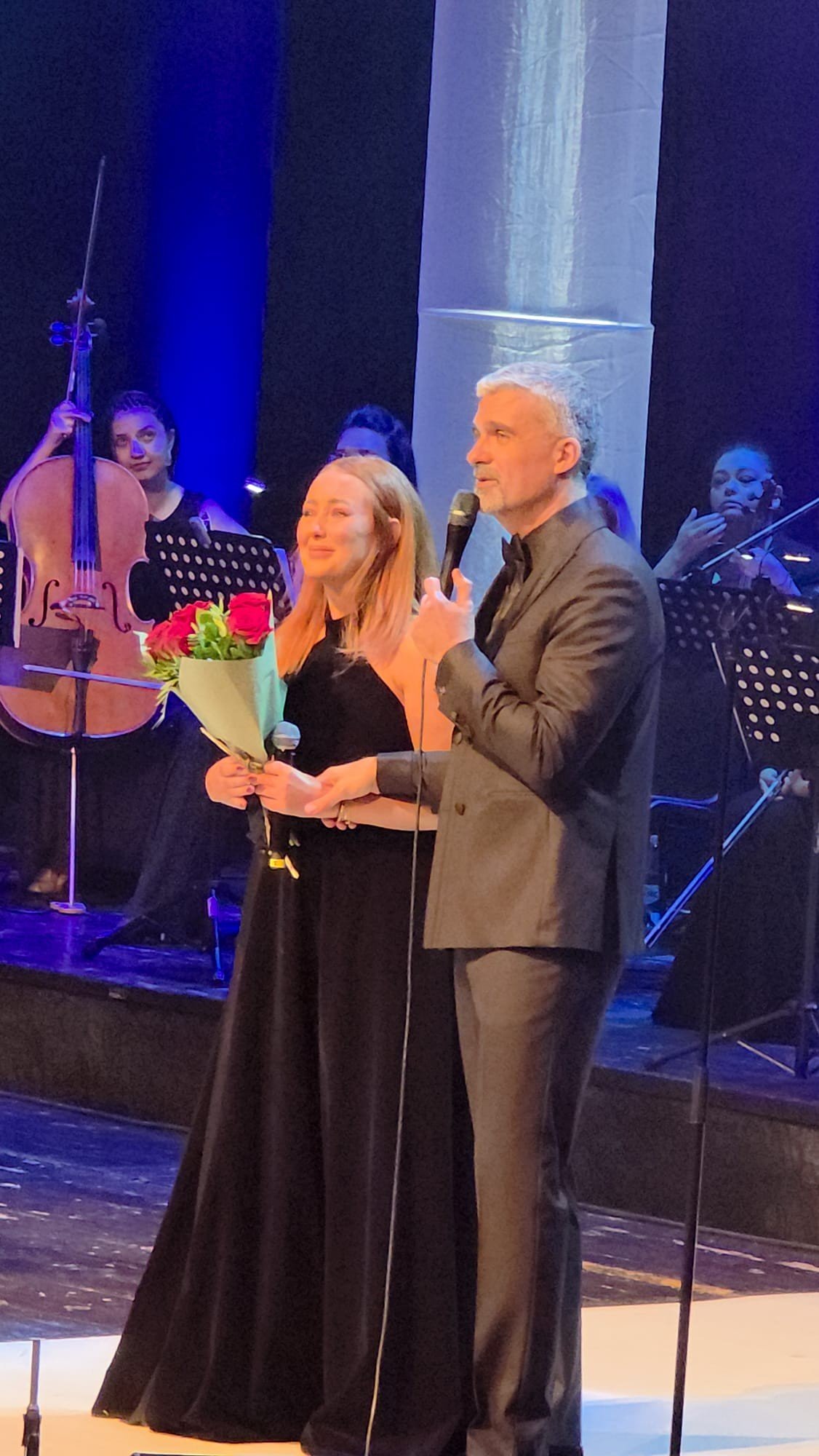 Nidia Moculescu și Aurelian Temișan pe scena Teatrul Național București, în timpul concertului „Anii Mei - Toamna Moculesciana”, un omagiu adus lui Horia Moculescu